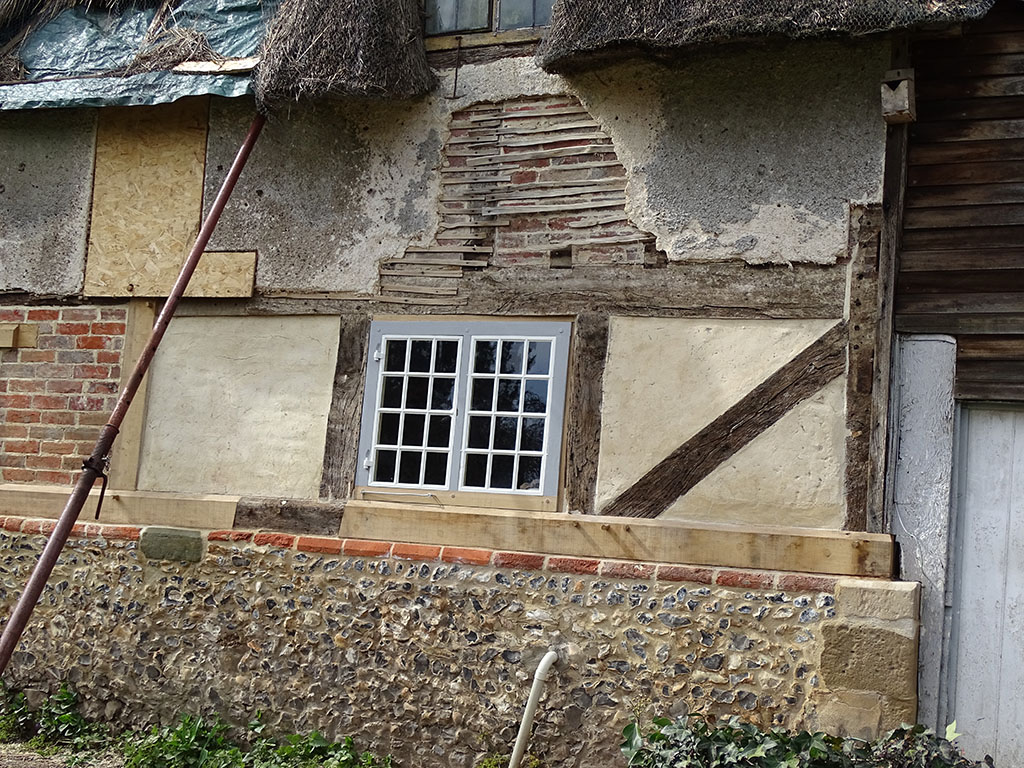 Grade II 17C Thatched Timber Frame Cottage with Wattle & Daub Infill Panels